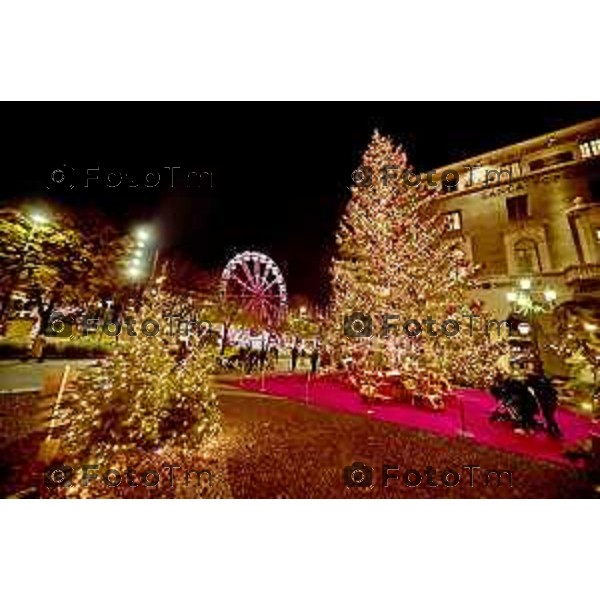 Foto Manzoni Tiziano/LaPresse 30-11-2023 Bergamo Italia- Cronaca Ruota Panoramica Natale 2023 albero Natale casa di Babbo Natale piazza sentierone