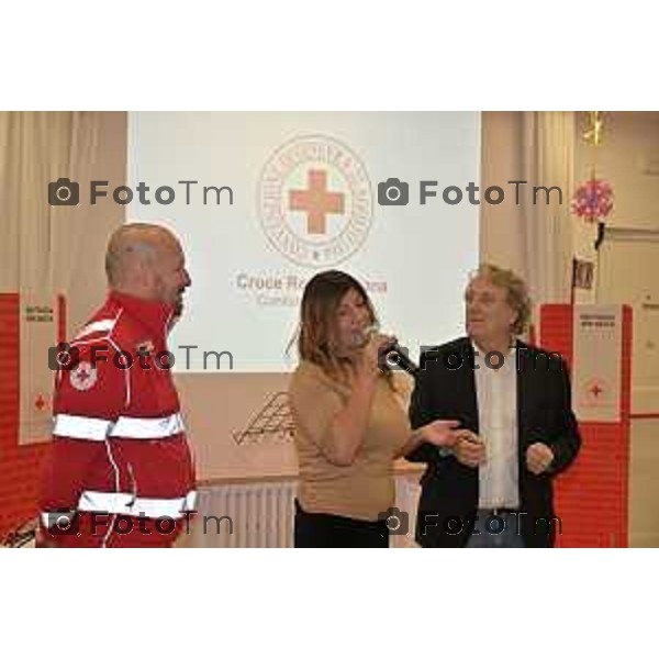 Foto Manzoni Tiziano/LaPresse 1-12-2023 Bergamo Italia- Cronaca Bergamo sede Croce Rossa Italiana Enzo Iachetti dona un ambulanza Sabrina Ganzer