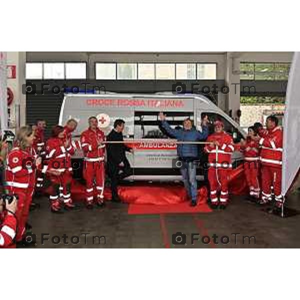 Foto Manzoni Tiziano/LaPresse 1-12-2023 Bergamo Italia- Cronaca Bergamo sede Croce Rossa Italiana Enzo Iachetti dona un ambulanza