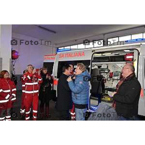 Foto Manzoni Tiziano/LaPresse 1-12-2023 Bergamo Italia- Cronaca Bergamo sede Croce Rossa Italiana Enzo Iachetti dona un ambulanza